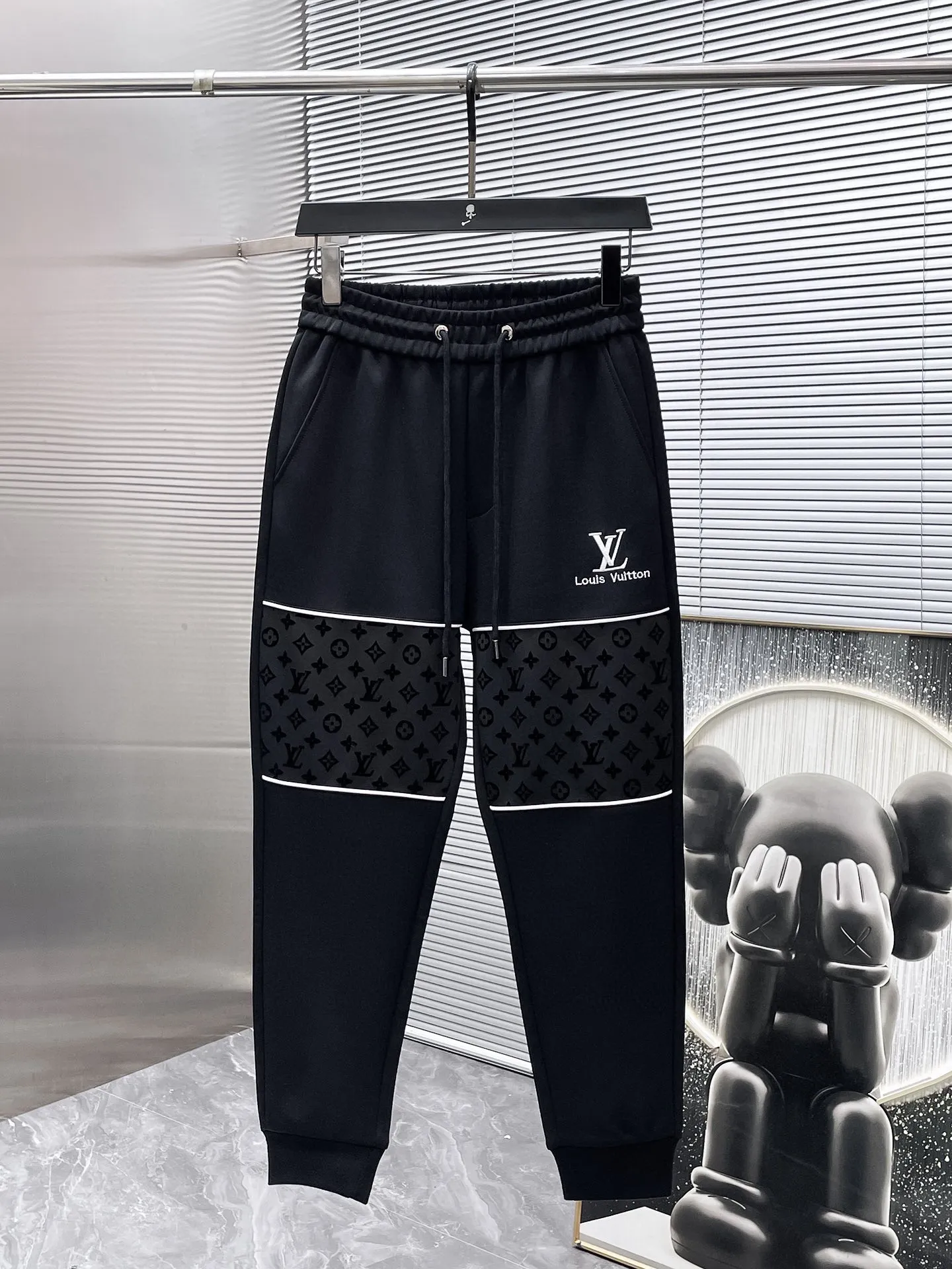 🅿️720 LV hot-selling suit is coming. Focus on the original version of the official website. 2025 new hot-selling cardigan suit. The original order is the best. 🇭🇰The meticulous work of top designers. It has a fitting and perfect upper body effect. All-natural high-quality Tencel Roman cotton 100%, close-fitting comfort, noble and elegant! Original hardware embodies elegance and nobility! Counter size: M-3XL (maximum wear up to 190 pounds)
